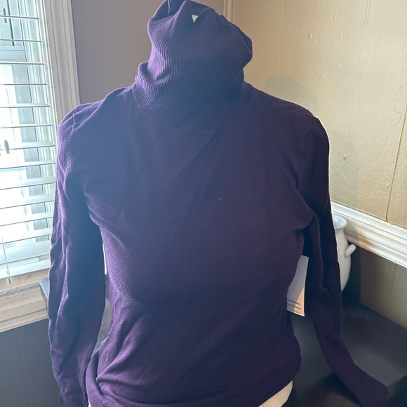 Calvin Klein Small Merlot knot turtleneck. - Picture 2 of 3